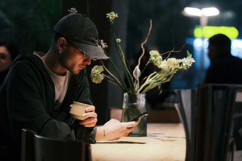 The One Dating Habit That Makes You Look Desperate Even When You’re Not